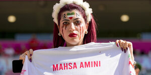 Fußballfan mit einem Trikot mit dem Namen von Mahsa Amini.