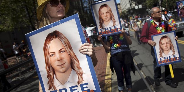Ein Demo für die Freilassung Chelsea Mannings. Menschen tragen Plakate mit ihrem Gesicht.