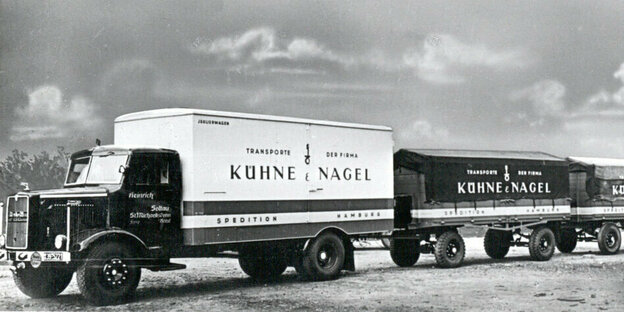 Historische LKW der Firma Kühne und Nagel für den Transport von Möbeln