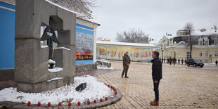 Rishi Sunak vor einem Denkmal mit Schnee