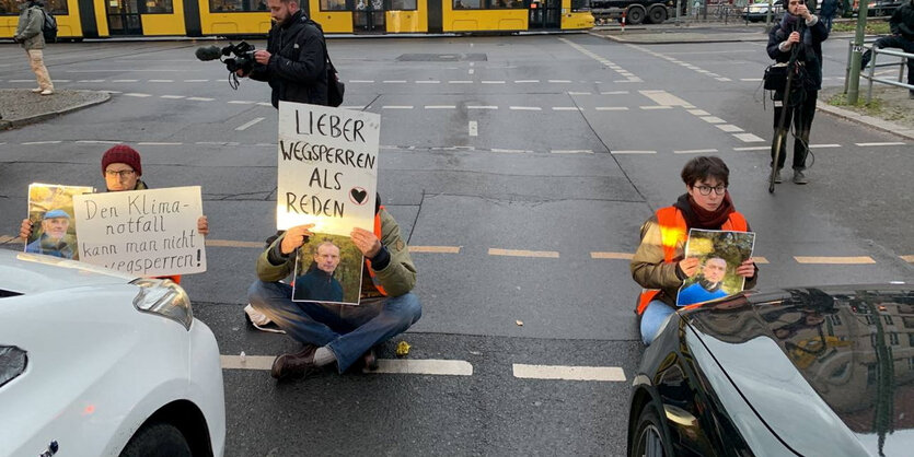 Straßenblockade von Aktivist:innen.