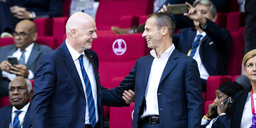 Gianni Infantino und Alexander Ceferin auf der Tribüne eines WM-Stadions in Katar.