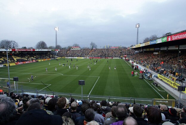 Totalaufnahme vom Stadion von Alemannia Aachen vor einer Partie im Jahr 2006