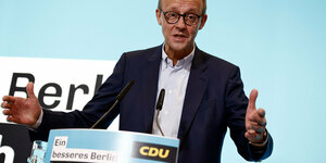 Das Foto zeigt den CDU-Vorsitzenden Friedrich Merz beim Landesparteitag der Berliner CDU.