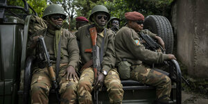 Kongolesische Soldaten begleiten einen Konvoi der kenianischen Arme