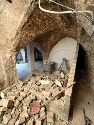 Aufnahme eines Kellergewölbes, das gerade renoviert wird Aufnahme eines Kellergewölbes, das gerade renoviert wird