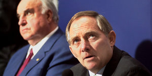 Helmut Kohl und Wolfgang Schäuble sitzen nebeneinander