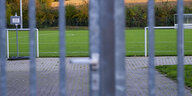 Fußballplatz, durch das verschlossene Tor fotografiert