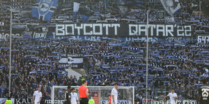 Fußballtribüne. Das Transparent "Boycott Qatar" ist zu lesen