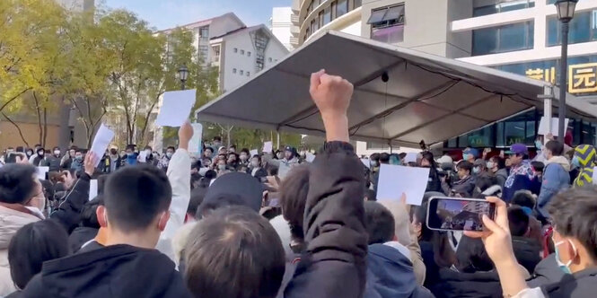 Protestierender recht eine Faust in die Höhe