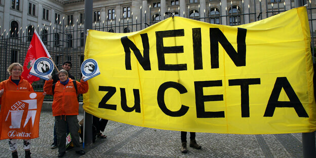Demonstranten mit Schild: Nein zu Ceta