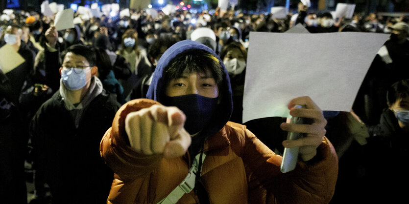 Demonstrant mit einem weißen Papier.