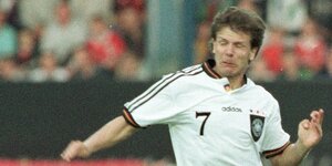 Andreas Möller beim WM-Qualifikationsspiel gegen Nordirland im August 1997