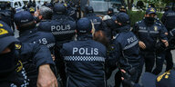 Uniformierte der Polizei nehmen Zivilisten fest