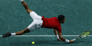 Felix Auger-Aliassime hechtet auf dem Tennis-Court