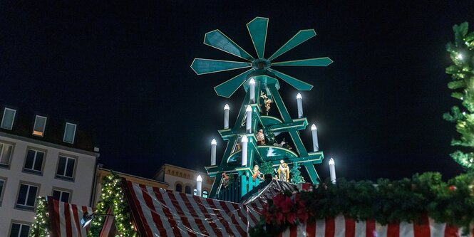 Eine große Pyramide auf dem Weihnachtsmarkt in leipzig