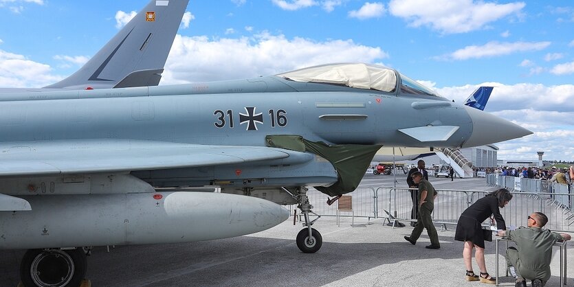 Der Kampfjet Eurofighter steht auf einem Flugplatz