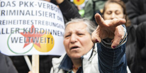 Eine Teilnehmerin der Demonstration für eine Aufhebung des PKK-Verbotes steht am Hermannplatz.