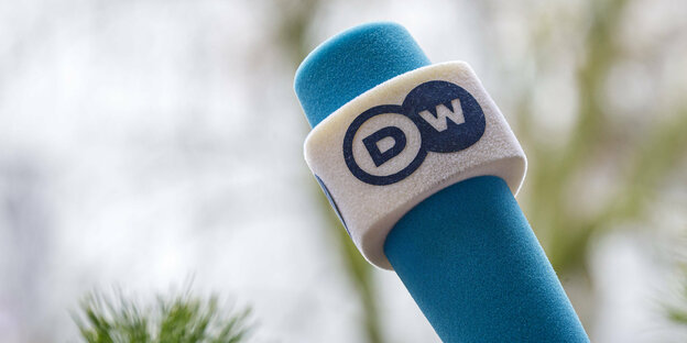 Ein Mikrofon mit dem Logo der Deutschen Welle.