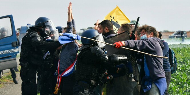 Polizei und Demonstranten rangeln.