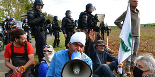 Demonstranten, im Hintergrund Polizei.