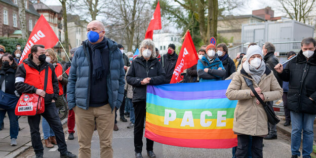 Ralf Dorschel auf einer Demo, neben ihm eine "Pace"-Flagge