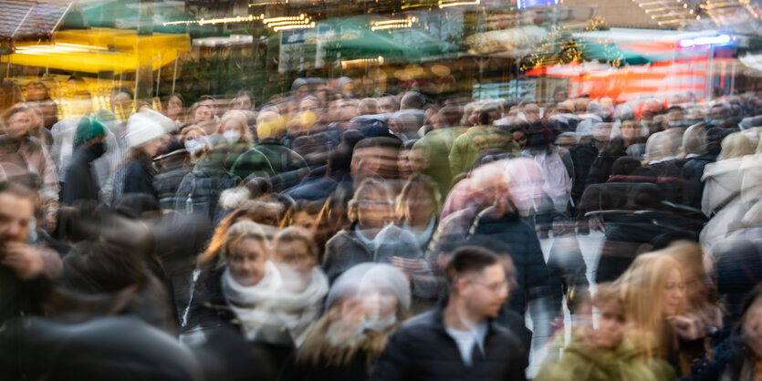 Viele Menschen auf einer Einkaufsstraße, verwischt