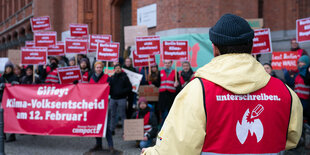 Menschen protestieren vor dem Roten Rathaus