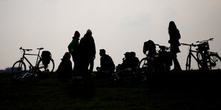 jüngere Menschen auf dem Tempelhofer Feld, Schattenfoto