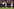 Eine Frau ist als Polizistin verkleidet und rennt über den Fußballplatz