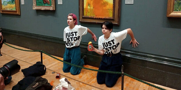 Aktivist:innen vor einem Gemälde im Museum.