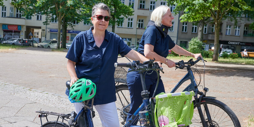 Monika Herrmann auf dem Fahrrad