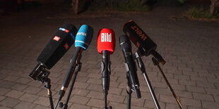 Mikrofone sind bei einer Pressekonferenz aufgebaut