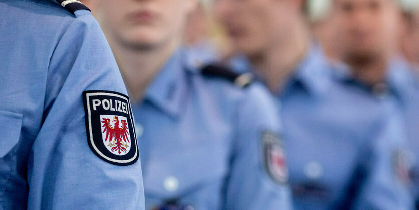 Polizist:innen bei einer Veranstaltung.