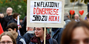 Eine Person mit einem Schild bei einer Demonstration