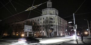 Eine nächtliche Straßenkreuzung in der Stadt Dnipro in der Ukraine