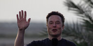 Elon Musk hebt eine Hand
