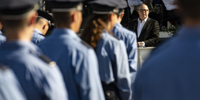 Polizist:innen und Innenminister Stübgen bei einer Vereidigung