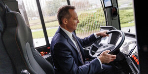Verkehrsminister Wissing am Steuer eines Busses