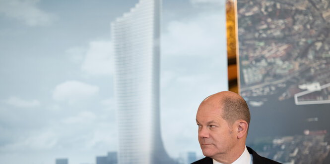 Olaf Scholz vor einer Visualisierung des Elbtowers