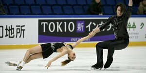 Das Paar bei einer Figur auf dem Eis
