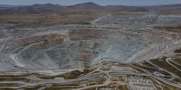 Das Bild zeigt einen offenen Tagebau, die Mine Antapaccay im peruanischen Hochland.