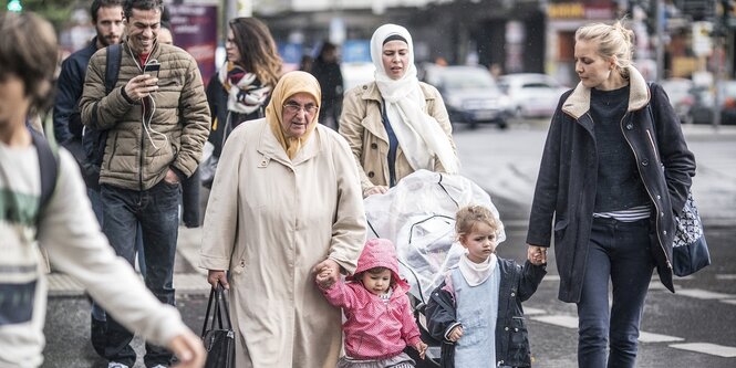 Menschenmenge auf einer Straße in Berlin