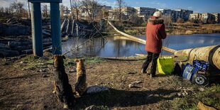 Eine zerstörte Brücke in der Stadt Bachmut in der Ukraine