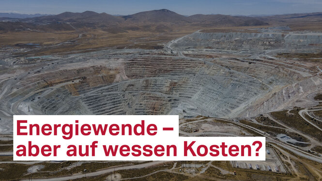 Das Bild zeigt einen offenen Tagebau, die Mine Antapaccay im peruanischen Hochland.