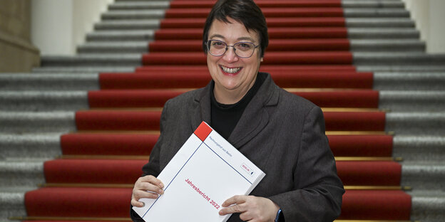 Das Bild zeigt Rechnungshofpräsidentin Karin Klingen mit dem jahresbericht im Abgeordnetenhaus.