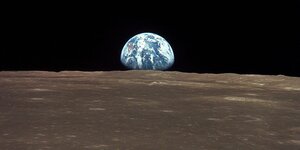 Aufnahme der Erde über dem Mondhorizont