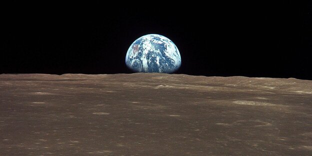 Aufnahme der Erde über dem Mondhorizont