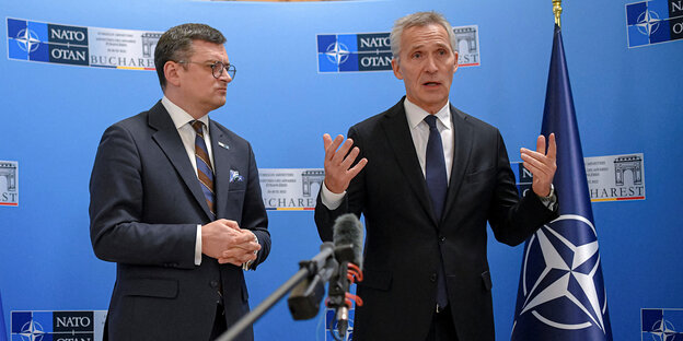 Dmytro Kuleba und Jens Stoltenberg während einer Pressekonferenz