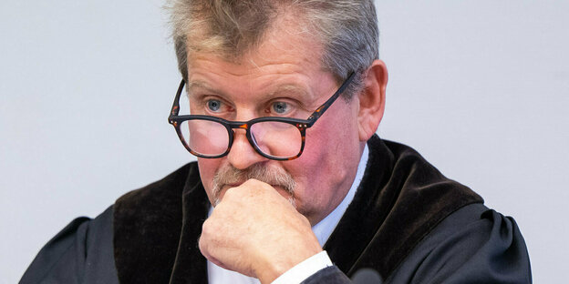 Richter Alexander Fichtl sitzt zu Beginn des Prozesses gegen drei Klimaaktivisten der Gruppe «Letzte Generation» wegen Verkehrsblockaden in der Münchner Innenstadt im Gerichtssaal